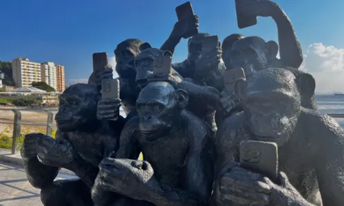 A escultura vandalizada está na Praça Arariboia, no Centro de Niterói