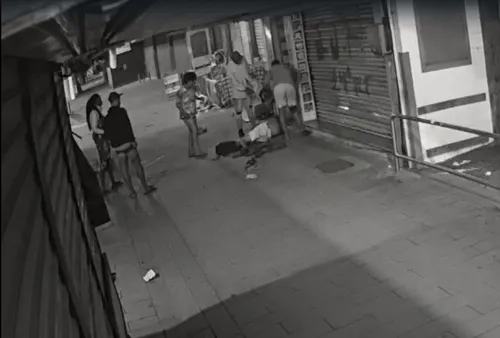 Momento da agressão cometida pelo grupo