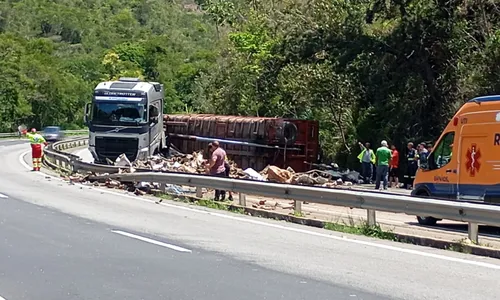 Acidente ocorreu por volta de 13h desta segunda-feira (22)