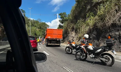Agentes da NitTrans foram acionados e estão no local para orientar o tráfego