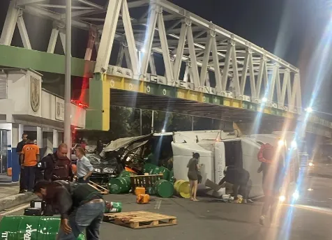 O caminhão tombou na altura de São Cristóvão