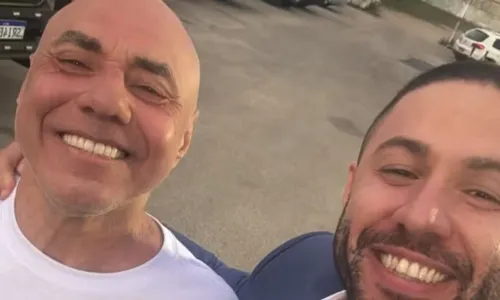 Celsinho da Vila Vintém posou sorrindo para foto ao lado do advogado