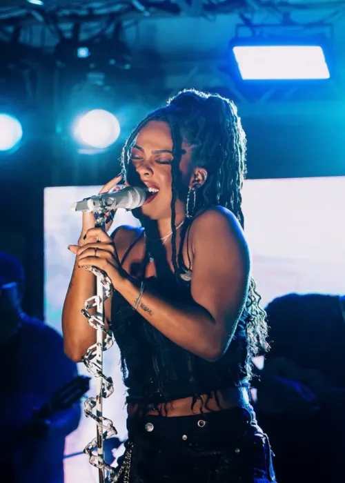 Marvila sobe ao palco da Orla de Araçatiba no sábado (28)