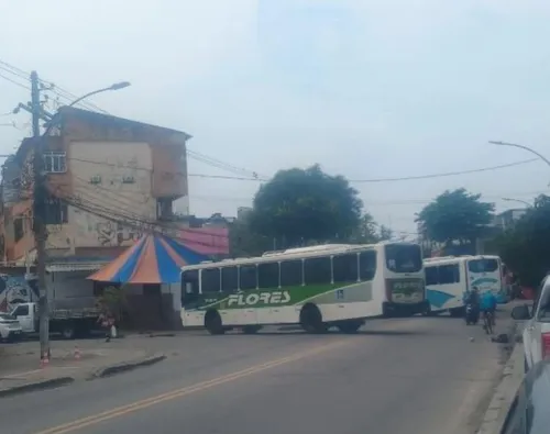 ônibus usados como barricadas na Estrada João Paulo, em Honório Gurgel