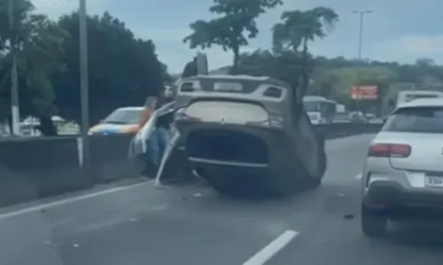 O veículo ficou com as rodas para cima,