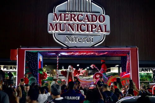 Caravana da Coca-Cola saiu do Mercado Municipal às 19h, em Niterói
