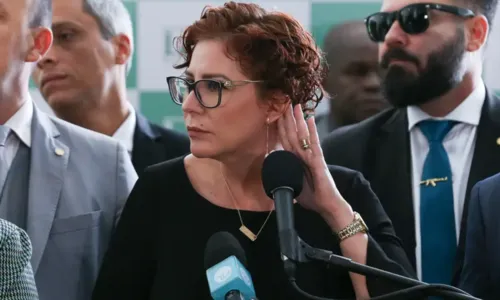 Deputada licenciada sacou arma de fogo e perseguiu jornalista