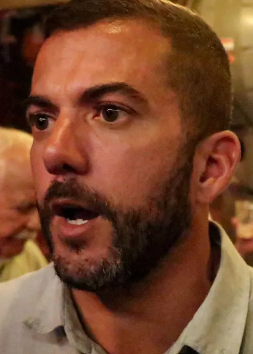 Carlos Jordy é acusado de uso indevido dos meios de comunicação