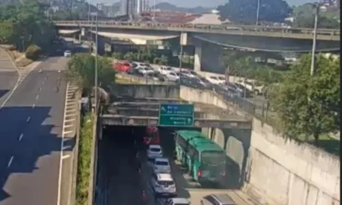 Trânsito lento e filas se formam ao redor do Mergulhão da Praça Renascença
