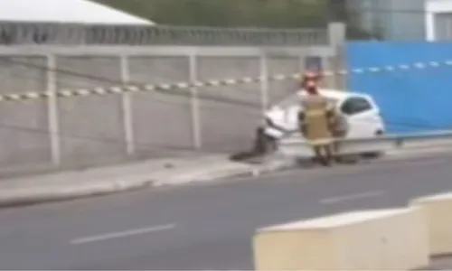Poste ficou tombado e o carro com a parte dianteira destruída