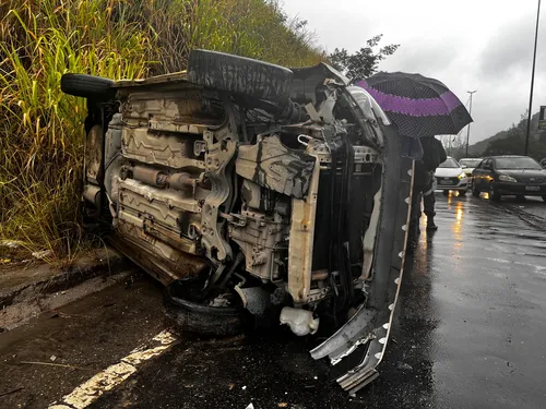 Imagem ilustrativa da imagem Carro capota e para trânsito na RJ-104, entre Niterói e São Gonçalo