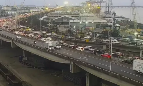 O trânsito está engarrafado desde a subida da Ponte, ainda no Rio