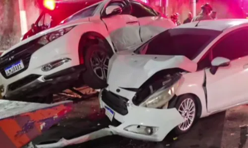 Um dos veículos envolvidos chegou a subir na mureta lateral