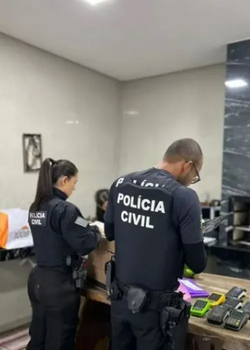 Contra o casal, foram cumpridos mandatos de prisão temporária
