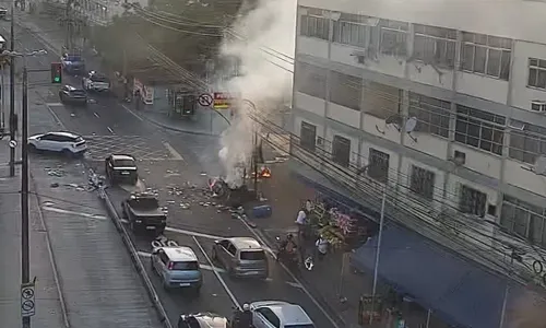 Criminosos criaram barricadas e atearam fogo nos acessos à comunidade do Bateau Mouche