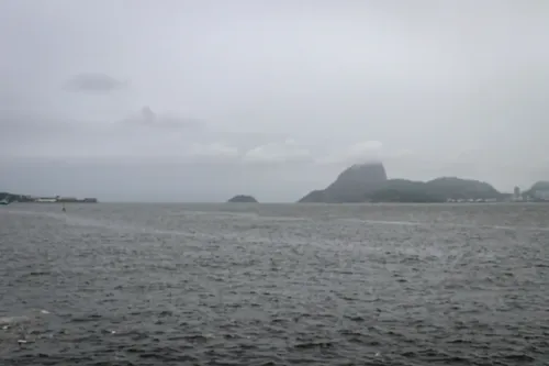 A orientação é para que os cariocas mantenham o guarda-chuva sempre à mão