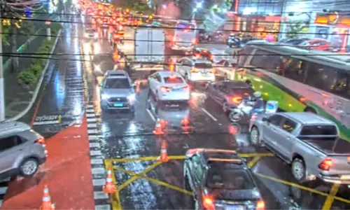 Avenida Roberto Silveira, em Icaraí, Zona Sul de Niterói, com trânsito intenso