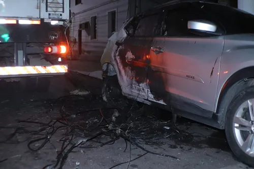 Carro ficou parcialmente destruído pelas chamas