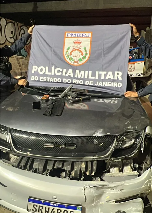 Carro onde estavam os criminosos e materiais que a Polícia Militar conseguiu apreender