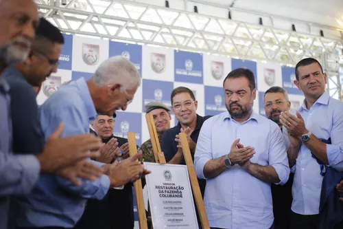 Capitão Nelson e Cláudio Castro aplaudindo a inauguração.