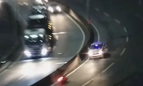 Uma motocicleta não teve tempo de reagir; ocupantes sofreram ferimentos graves
