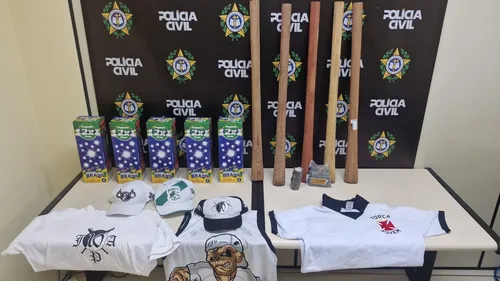 O grupo vinha acumulando porretes, cabos, pregos e morteiros