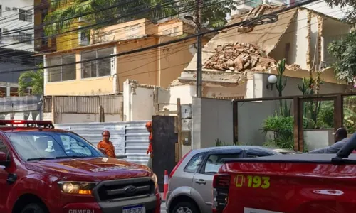 Equipes do Corpo de Bombeiros e da Defesa Civil estão no local.