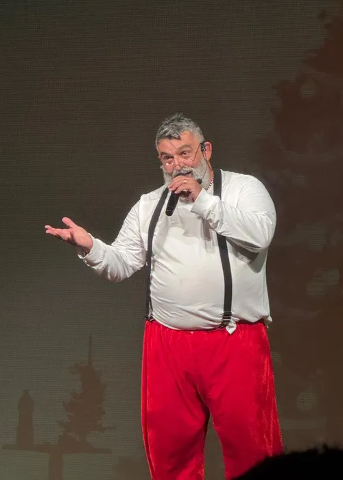 Guga Gallo em cena no espetáculo 'Eu, Noel: o lado B do Natal'