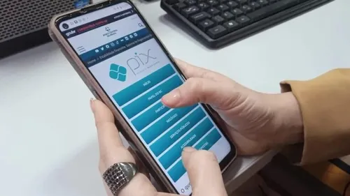 De acordo com o site DownDetector, os problemas começaram pouco depois das 10h da manhã.