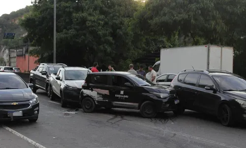 Cinco carros se envolveram no engavetamento