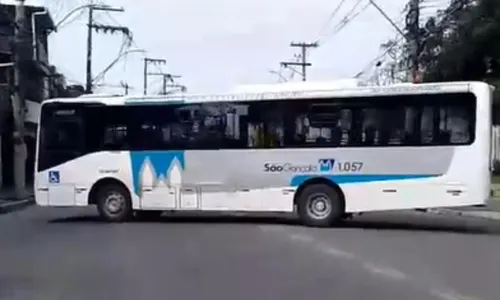 Criminosos usaram ônibus e caminhões como barricadas