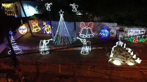 A decoração, repleta de luzes de LED, ilumina não apenas a rua, mas alcança outros pontos