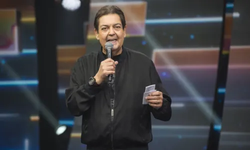 Apresentador agora segue no quarto e acompanhado por equipe médica