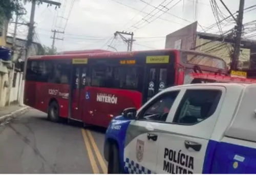 Ônibus é usado para interditar rua em Niterói