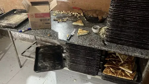 Os alimentos eram armazenados diretamente no chão, em caixas de isopor sujas ou em sacolas reutilizadas