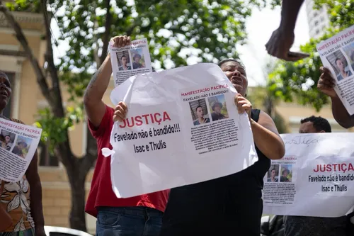 Ato aconteceu em frente à 76ª DP (Niterói), onde jovens estão presos
