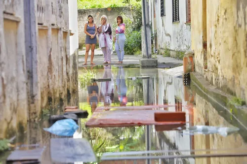 As moradoras da casas 'isoladas' pelo esgoto