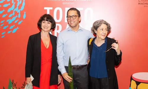 Zezé Polessa (à esquerda) foi uma das famosas na estreia do espetáculo