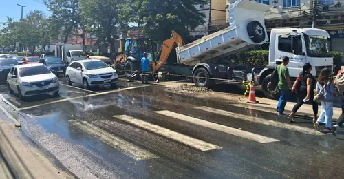 Uma faixa da pista sentido Icaraí da Avenida Marquês de Paraná está bloqueada
