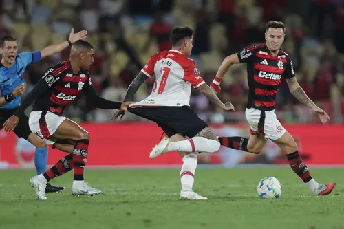 O árbitro Andrés Rojas foi muito criticado pela sua atuação na partida do Flamengo