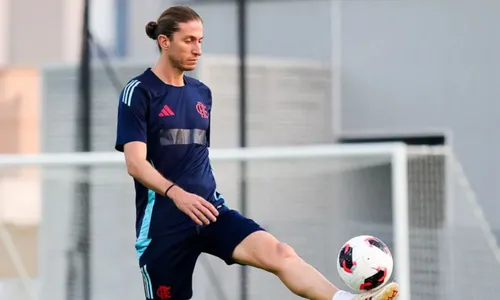 Na foto, o técnico Filipe Luís comandando o treino do Flamengo