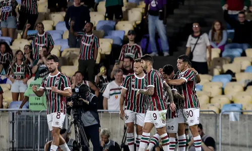 Companheiros cumprimentaram Serna, autor do gol para o Flu, no primeiro tempo