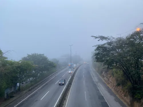 Neblina ao longo da RJ-104, entre Niterói e São Gonçalo