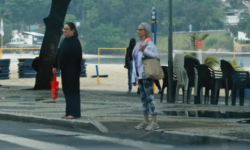 A frente fria fez com que as pessoas tirassem seus casacos do armário