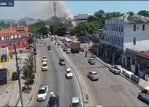 Equipes do Corpo de Bombeiros realizam o combate às chamas