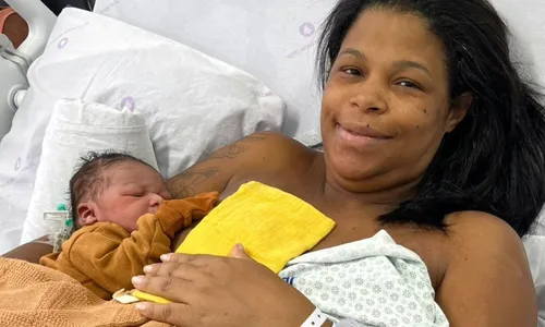 O bebê Heitor no colo da mãe Ana Jéssica, de 37 anos