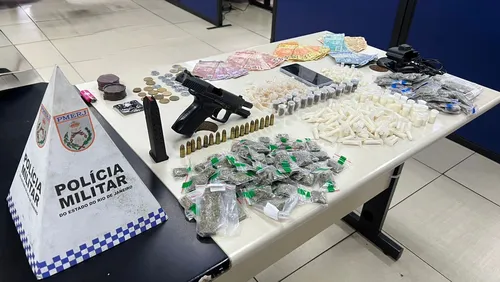 Homem foi preso com arma, drogas e dinheiro após ação da PM em Ponta Negra, Maricá