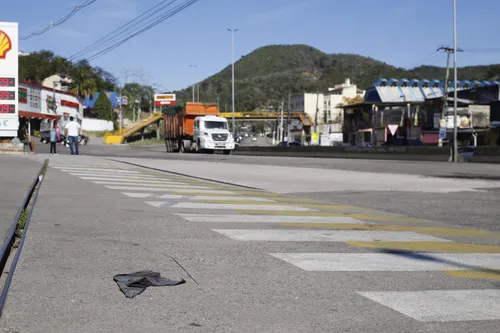 No local onde o jovem foi encontrado, havia um pedaço de roupa com sangue