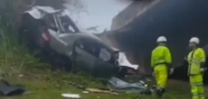Carro ficou destruído com o impacto