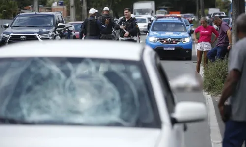 Carro ficou destruído após o atropelamento